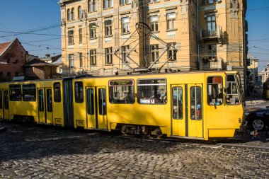 Lviv, Ukrayna, 18 Ağustos 2024 Lviv tramvayı şehir düzenli olarak bombalama ve balistik saldırı tehdidi altındayken çalışmaya devam etmektedir. Lviv 'in kamu hizmetleri Rus füzeleri tarafından hedef alınmıştır..