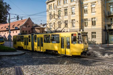 Lviv, Ukrayna, 18 Ağustos 2024 Lviv tramvayı şehir düzenli olarak bombalama ve balistik saldırı tehdidi altındayken çalışmaya devam etmektedir. Lviv 'in kamu hizmetleri Rus füzeleri tarafından hedef alınmıştır..