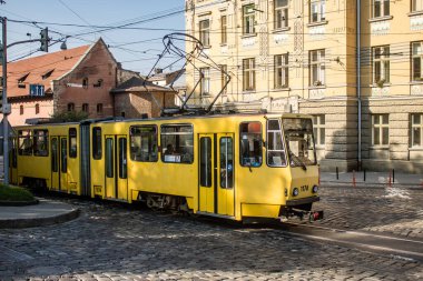 Lviv, Ukrayna, 18 Ağustos 2024 Lviv tramvayı şehir düzenli olarak bombalama ve balistik saldırı tehdidi altındayken çalışmaya devam etmektedir. Lviv 'in kamu hizmetleri Rus füzeleri tarafından hedef alınmıştır..