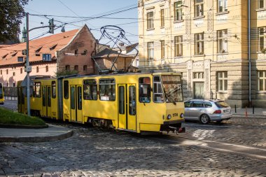 Lviv, Ukrayna, 18 Ağustos 2024 Lviv tramvayı şehir düzenli olarak bombalama ve balistik saldırı tehdidi altındayken çalışmaya devam etmektedir. Lviv 'in kamu hizmetleri Rus füzeleri tarafından hedef alınmıştır..