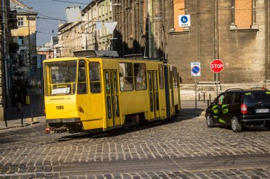 Lviv, Ukrayna, 18 Ağustos 2024 Lviv tramvayı şehir düzenli olarak bombalama ve balistik saldırı tehdidi altındayken çalışmaya devam etmektedir. Lviv 'in kamu hizmetleri Rus füzeleri tarafından hedef alınmıştır..