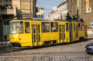 Lviv, Ukrayna, 18 Ağustos 2024 Lviv tramvayı şehir düzenli olarak bombalama ve balistik saldırı tehdidi altındayken çalışmaya devam etmektedir. Lviv 'in kamu hizmetleri Rus füzeleri tarafından hedef alınmıştır..