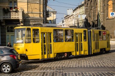Lviv, Ukrayna, 18 Ağustos 2024 Lviv tramvayı şehir düzenli olarak bombalama ve balistik saldırı tehdidi altındayken çalışmaya devam etmektedir. Lviv 'in kamu hizmetleri Rus füzeleri tarafından hedef alınmıştır..
