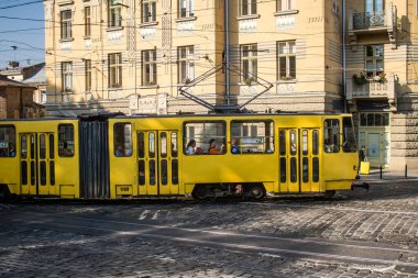 Lviv, Ukrayna, 18 Ağustos 2024 Lviv tramvayı şehir düzenli olarak bombalama ve balistik saldırı tehdidi altındayken çalışmaya devam etmektedir. Lviv 'in kamu hizmetleri Rus füzeleri tarafından hedef alınmıştır..