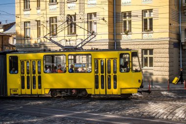 Lviv, Ukrayna, 18 Ağustos 2024 Lviv tramvayı şehir düzenli olarak bombalama ve balistik saldırı tehdidi altındayken çalışmaya devam etmektedir. Lviv 'in kamu hizmetleri Rus füzeleri tarafından hedef alınmıştır..
