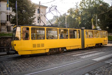 Lviv, Ukrayna, 18 Ağustos 2024 Lviv tramvayı şehir düzenli olarak bombalama ve balistik saldırı tehdidi altındayken çalışmaya devam etmektedir. Lviv 'in kamu hizmetleri Rus füzeleri tarafından hedef alınmıştır..