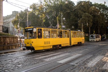 Lviv, Ukrayna, 18 Ağustos 2024 Lviv tramvayı şehir düzenli olarak bombalama ve balistik saldırı tehdidi altındayken çalışmaya devam etmektedir. Lviv 'in kamu hizmetleri Rus füzeleri tarafından hedef alınmıştır..