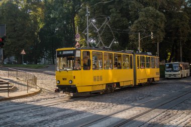 Lviv, Ukrayna, 18 Ağustos 2024 Lviv tramvayı şehir düzenli olarak bombalama ve balistik saldırı tehdidi altındayken çalışmaya devam etmektedir. Lviv 'in kamu hizmetleri Rus füzeleri tarafından hedef alınmıştır..