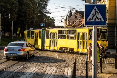 Lviv, Ukrayna, 18 Ağustos 2024 Lviv tramvayı şehir düzenli olarak bombalama ve balistik saldırı tehdidi altındayken çalışmaya devam etmektedir. Lviv 'in kamu hizmetleri Rus füzeleri tarafından hedef alınmıştır..