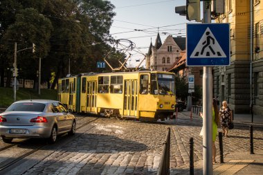 Lviv, Ukrayna, 18 Ağustos 2024 Lviv tramvayı şehir düzenli olarak bombalama ve balistik saldırı tehdidi altındayken çalışmaya devam etmektedir. Lviv 'in kamu hizmetleri Rus füzeleri tarafından hedef alınmıştır..
