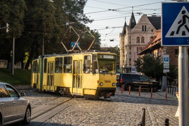 Lviv, Ukrayna, 18 Ağustos 2024 Lviv tramvayı şehir düzenli olarak bombalama ve balistik saldırı tehdidi altındayken çalışmaya devam etmektedir. Lviv 'in kamu hizmetleri Rus füzeleri tarafından hedef alınmıştır..