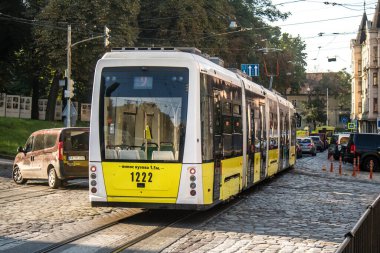 Lviv, Ukrayna, 18 Ağustos 2024 Lviv tramvayı şehir düzenli olarak bombalama ve balistik saldırı tehdidi altındayken çalışmaya devam etmektedir. Lviv 'in kamu hizmetleri Rus füzeleri tarafından hedef alınmıştır..