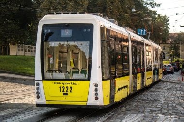 Lviv, Ukrayna, 18 Ağustos 2024 Lviv tramvayı şehir düzenli olarak bombalama ve balistik saldırı tehdidi altındayken çalışmaya devam etmektedir. Lviv 'in kamu hizmetleri Rus füzeleri tarafından hedef alınmıştır..
