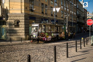 Lviv, Ukrayna, 18 Ağustos 2024 Lviv tramvayı şehir düzenli olarak bombalama ve balistik saldırı tehdidi altındayken çalışmaya devam etmektedir. Lviv 'in kamu hizmetleri Rus füzeleri tarafından hedef alınmıştır..