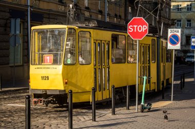 Lviv, Ukrayna, 18 Ağustos 2024 Lviv tramvayı şehir düzenli olarak bombalama ve balistik saldırı tehdidi altındayken çalışmaya devam etmektedir. Lviv 'in kamu hizmetleri Rus füzeleri tarafından hedef alınmıştır..