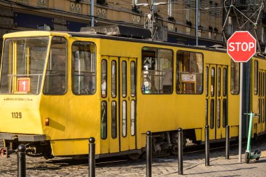 Lviv, Ukrayna, 18 Ağustos 2024 Lviv tramvayı şehir düzenli olarak bombalama ve balistik saldırı tehdidi altındayken çalışmaya devam etmektedir. Lviv 'in kamu hizmetleri Rus füzeleri tarafından hedef alınmıştır..