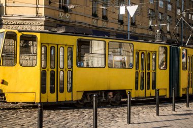 Lviv, Ukrayna, 18 Ağustos 2024 Lviv tramvayı şehir düzenli olarak bombalama ve balistik saldırı tehdidi altındayken çalışmaya devam etmektedir. Lviv 'in kamu hizmetleri Rus füzeleri tarafından hedef alınmıştır..