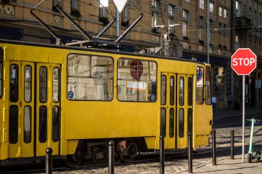 Lviv, Ukrayna, 18 Ağustos 2024 Lviv tramvayı şehir düzenli olarak bombalama ve balistik saldırı tehdidi altındayken çalışmaya devam etmektedir. Lviv 'in kamu hizmetleri Rus füzeleri tarafından hedef alınmıştır..