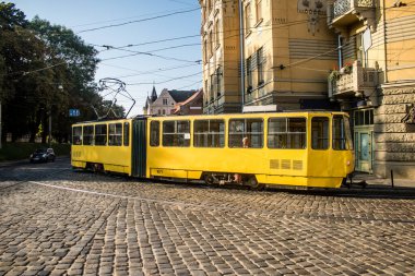 Lviv, Ukrayna, 18 Ağustos 2024 Lviv tramvayı şehir düzenli olarak bombalama ve balistik saldırı tehdidi altındayken çalışmaya devam etmektedir. Lviv 'in kamu hizmetleri Rus füzeleri tarafından hedef alınmıştır..