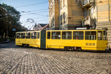 Lviv, Ukrayna, 18 Ağustos 2024 Lviv tramvayı şehir düzenli olarak bombalama ve balistik saldırı tehdidi altındayken çalışmaya devam etmektedir. Lviv 'in kamu hizmetleri Rus füzeleri tarafından hedef alınmıştır..