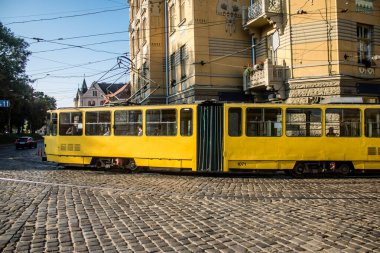 Lviv, Ukrayna, 18 Ağustos 2024 Lviv tramvayı şehir düzenli olarak bombalama ve balistik saldırı tehdidi altındayken çalışmaya devam etmektedir. Lviv 'in kamu hizmetleri Rus füzeleri tarafından hedef alınmıştır..
