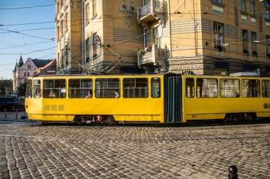 Lviv, Ukrayna, 18 Ağustos 2024 Lviv tramvayı şehir düzenli olarak bombalama ve balistik saldırı tehdidi altındayken çalışmaya devam etmektedir. Lviv 'in kamu hizmetleri Rus füzeleri tarafından hedef alınmıştır..
