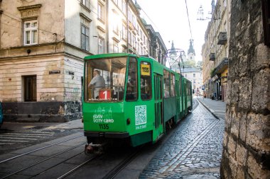 Lviv, Ukrayna, 18 Ağustos 2024 Lviv tramvayı şehir düzenli olarak bombalama ve balistik saldırı tehdidi altındayken çalışmaya devam etmektedir. Lviv 'in kamu hizmetleri Rus füzeleri tarafından hedef alınmıştır..