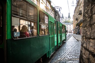 Lviv, Ukrayna, 18 Ağustos 2024 Lviv tramvayı şehir düzenli olarak bombalama ve balistik saldırı tehdidi altındayken çalışmaya devam etmektedir. Lviv 'in kamu hizmetleri Rus füzeleri tarafından hedef alınmıştır..