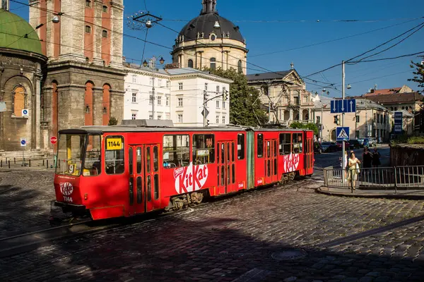 Lviv, Ukrayna, 18 Ağustos 2024 Lviv tramvayı şehir düzenli olarak bombalama ve balistik saldırı tehdidi altındayken çalışmaya devam etmektedir. Lviv 'in kamu hizmetleri Rus füzeleri tarafından hedef alınmıştır..