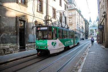 Lviv, Ukrayna, 18 Ağustos 2024 Lviv tramvayı şehir düzenli olarak bombalama ve balistik saldırı tehdidi altındayken çalışmaya devam etmektedir. Lviv 'in kamu hizmetleri Rus füzeleri tarafından hedef alınmıştır..