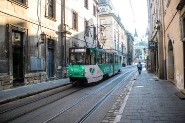 Lviv, Ukrayna, 18 Ağustos 2024 Lviv tramvayı şehir düzenli olarak bombalama ve balistik saldırı tehdidi altındayken çalışmaya devam etmektedir. Lviv 'in kamu hizmetleri Rus füzeleri tarafından hedef alınmıştır..