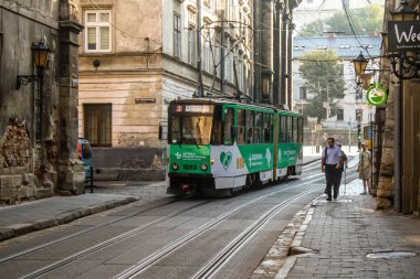 Lviv, Ukrayna, 18 Ağustos 2024 Lviv tramvayı şehir düzenli olarak bombalama ve balistik saldırı tehdidi altındayken çalışmaya devam etmektedir. Lviv 'in kamu hizmetleri Rus füzeleri tarafından hedef alınmıştır..