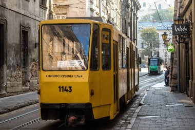 Lviv, Ukrayna, 18 Ağustos 2024 Lviv tramvayı şehir düzenli olarak bombalama ve balistik saldırı tehdidi altındayken çalışmaya devam etmektedir. Lviv 'in kamu hizmetleri Rus füzeleri tarafından hedef alınmıştır..