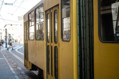 Lviv, Ukrayna, 18 Ağustos 2024 Lviv tramvayı şehir düzenli olarak bombalama ve balistik saldırı tehdidi altındayken çalışmaya devam etmektedir. Lviv 'in kamu hizmetleri Rus füzeleri tarafından hedef alınmıştır..