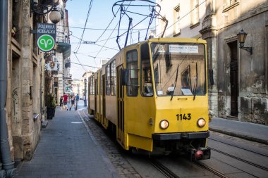 Lviv, Ukrayna, 18 Ağustos 2024 Lviv tramvayı şehir düzenli olarak bombalama ve balistik saldırı tehdidi altındayken çalışmaya devam etmektedir. Lviv 'in kamu hizmetleri Rus füzeleri tarafından hedef alınmıştır..