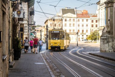 Lviv, Ukrayna, 18 Ağustos 2024 Lviv tramvayı şehir düzenli olarak bombalama ve balistik saldırı tehdidi altındayken çalışmaya devam etmektedir. Lviv 'in kamu hizmetleri Rus füzeleri tarafından hedef alınmıştır..