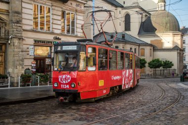 Lviv, Ukrayna, 18 Ağustos 2024 Lviv tramvayı şehir düzenli olarak bombalama ve balistik saldırı tehdidi altındayken çalışmaya devam etmektedir. Lviv 'in kamu hizmetleri Rus füzeleri tarafından hedef alınmıştır..