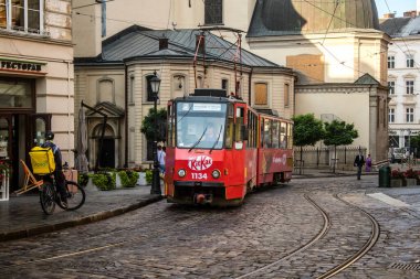 Lviv, Ukrayna, 18 Ağustos 2024 Lviv tramvayı şehir düzenli olarak bombalama ve balistik saldırı tehdidi altındayken çalışmaya devam etmektedir. Lviv 'in kamu hizmetleri Rus füzeleri tarafından hedef alınmıştır..