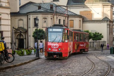 Lviv, Ukrayna, 18 Ağustos 2024 Lviv tramvayı şehir düzenli olarak bombalama ve balistik saldırı tehdidi altındayken çalışmaya devam etmektedir. Lviv 'in kamu hizmetleri Rus füzeleri tarafından hedef alınmıştır..