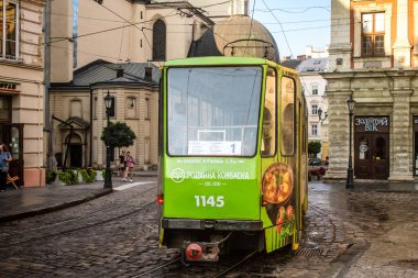 Lviv, Ukrayna, 18 Ağustos 2024 Lviv tramvayı şehir düzenli olarak bombalama ve balistik saldırı tehdidi altındayken çalışmaya devam etmektedir. Lviv 'in kamu hizmetleri Rus füzeleri tarafından hedef alınmıştır..