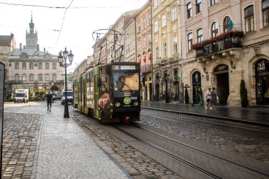 Lviv, Ukrayna, 18 Ağustos 2024 Lviv tramvayı şehir düzenli olarak bombalama ve balistik saldırı tehdidi altındayken çalışmaya devam etmektedir. Lviv 'in kamu hizmetleri Rus füzeleri tarafından hedef alınmıştır..