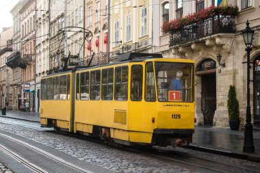 Lviv, Ukrayna, 18 Ağustos 2024 Lviv tramvayı şehir düzenli olarak bombalama ve balistik saldırı tehdidi altındayken çalışmaya devam etmektedir. Lviv 'in kamu hizmetleri Rus füzeleri tarafından hedef alınmıştır..