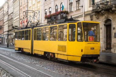 Lviv, Ukrayna, 18 Ağustos 2024 Lviv tramvayı şehir düzenli olarak bombalama ve balistik saldırı tehdidi altındayken çalışmaya devam etmektedir. Lviv 'in kamu hizmetleri Rus füzeleri tarafından hedef alınmıştır..