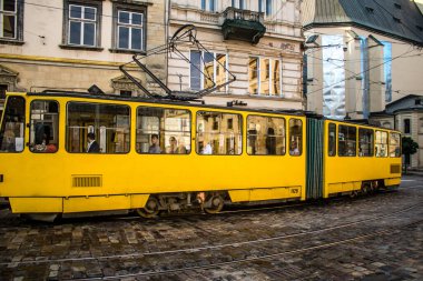 Lviv, Ukrayna, 18 Ağustos 2024 Lviv tramvayı şehir düzenli olarak bombalama ve balistik saldırı tehdidi altındayken çalışmaya devam etmektedir. Lviv 'in kamu hizmetleri Rus füzeleri tarafından hedef alınmıştır..