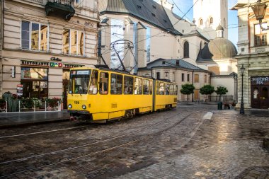 Lviv, Ukrayna, 18 Ağustos 2024 Lviv tramvayı şehir düzenli olarak bombalama ve balistik saldırı tehdidi altındayken çalışmaya devam etmektedir. Lviv 'in kamu hizmetleri Rus füzeleri tarafından hedef alınmıştır..