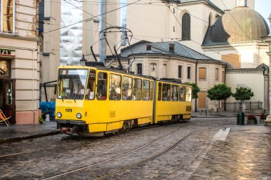 Lviv, Ukrayna, 18 Ağustos 2024 Lviv tramvayı şehir düzenli olarak bombalama ve balistik saldırı tehdidi altındayken çalışmaya devam etmektedir. Lviv 'in kamu hizmetleri Rus füzeleri tarafından hedef alınmıştır..