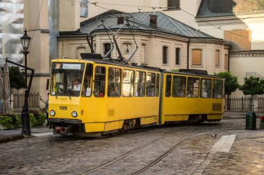Lviv, Ukrayna, 18 Ağustos 2024 Lviv tramvayı şehir düzenli olarak bombalama ve balistik saldırı tehdidi altındayken çalışmaya devam etmektedir. Lviv 'in kamu hizmetleri Rus füzeleri tarafından hedef alınmıştır..