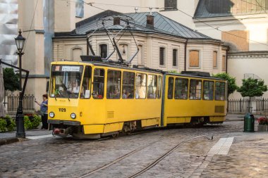 Lviv, Ukrayna, 18 Ağustos 2024 Lviv tramvayı şehir düzenli olarak bombalama ve balistik saldırı tehdidi altındayken çalışmaya devam etmektedir. Lviv 'in kamu hizmetleri Rus füzeleri tarafından hedef alınmıştır..