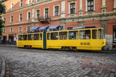 Lviv, Ukrayna, 18 Ağustos 2024 Lviv tramvayı şehir düzenli olarak bombalama ve balistik saldırı tehdidi altındayken çalışmaya devam etmektedir. Lviv 'in kamu hizmetleri Rus füzeleri tarafından hedef alınmıştır..