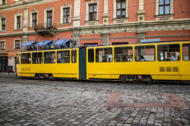 Lviv, Ukrayna, 18 Ağustos 2024 Lviv tramvayı şehir düzenli olarak bombalama ve balistik saldırı tehdidi altındayken çalışmaya devam etmektedir. Lviv 'in kamu hizmetleri Rus füzeleri tarafından hedef alınmıştır..